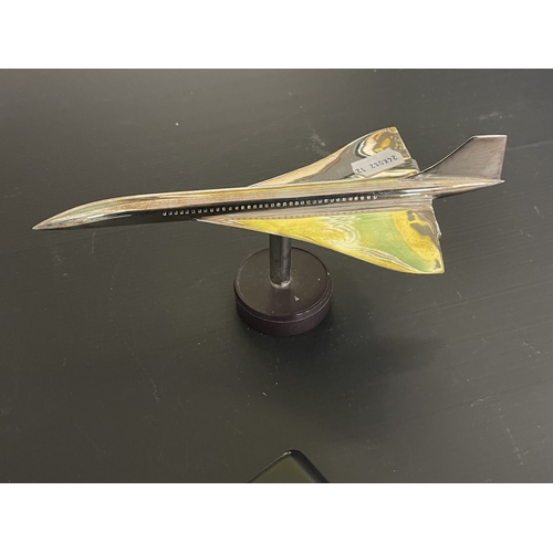 485 - Aeronautica: Aeronautica: A silver plated model of Concorde on stand, 20cm; another in pewter; two C... 