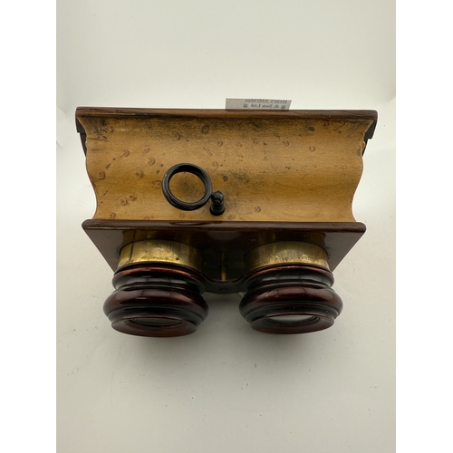 525 - Scientific/Optical Equipment: Scientific/Optical Equipment: Handheld stereoscope c1890 French, unsig... 