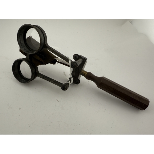 526 - Scientific Instruments: Scientific Instruments: An early 20th century handheld Lothian stereoscope, ... 