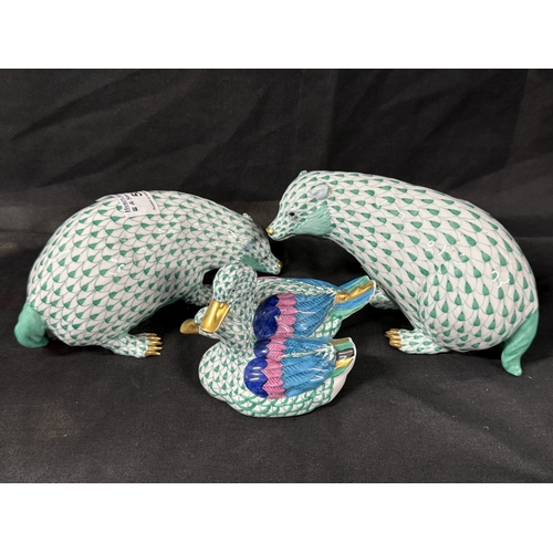 569 - Ceramics: Ceramics: Herend badgers green, a pair. 13cm. Plus a pair of miniature ducks.