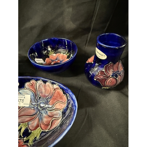 578 - Ceramics: Ceramics: Six pieces of Moorcroft Pottery in the anemone pattern, to include two oval bowl... 