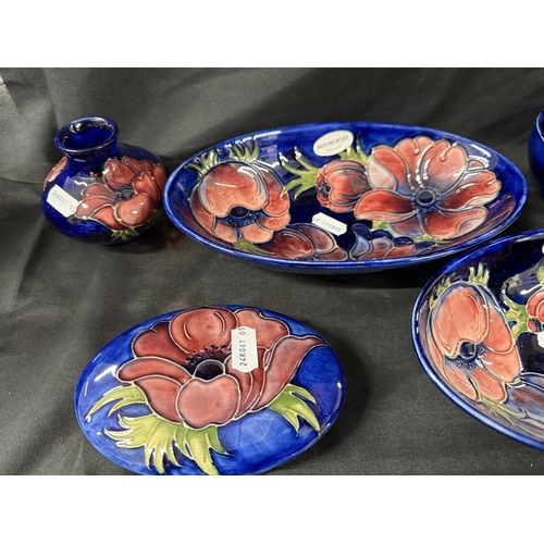 578 - Ceramics: Ceramics: Six pieces of Moorcroft Pottery in the anemone pattern, to include two oval bowl... 