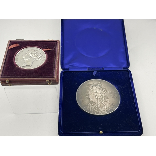 595 - Medallions: Medallions: A cased white metal medallion bearing the image of Queen Victoria by Fuchs t... 