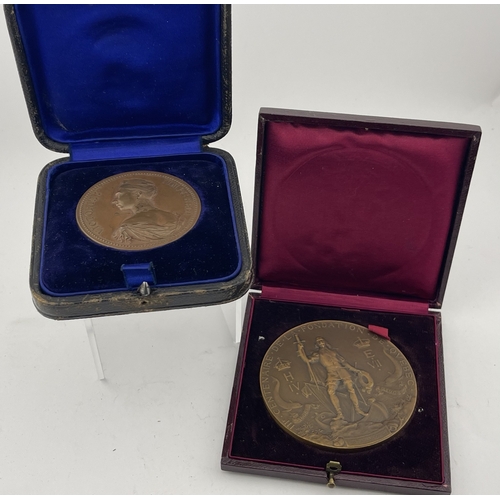 599 - Medallions: Medallions: A cased bronze medallion commemorating the 300th anniversary of the founding... 