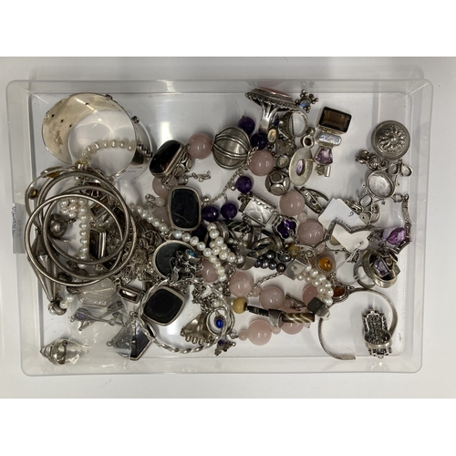 627 - Jewellery: Jewellery: A quantity of silver/white metal jewellery. Total weight approx. 1029g.... 