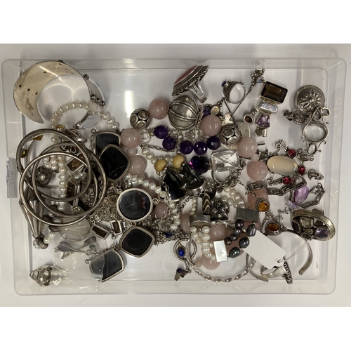 627 - Jewellery: Jewellery: A quantity of silver/white metal jewellery. Total weight approx. 1029g.... 