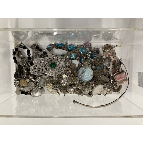 628 - Jewellery: Jewellery: A quantity of silver/white metal jewellery. Total weight approx. 913g.... 