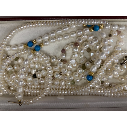 643 - Jewellery: Jewellery: A freshwater pearl necklace interspersed with turquoise and yellow metal beads... 