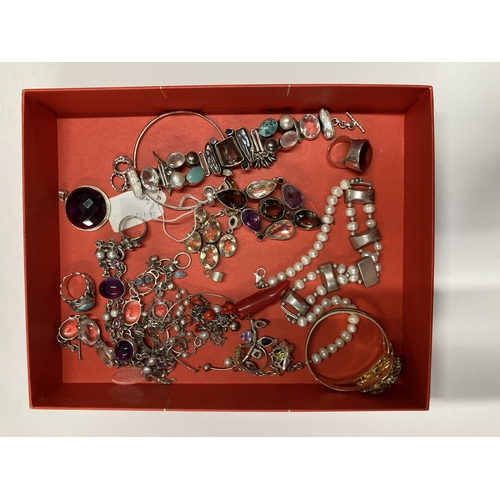 647 - Jewellery: Jewellery: Silver jewellery including bangles, bracelets, pendants, etc. Total weight 457... 