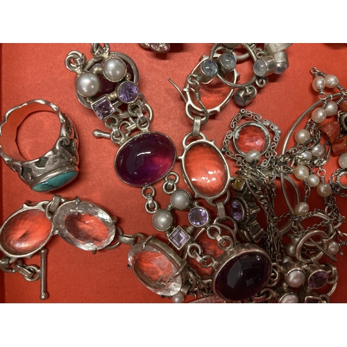 647 - Jewellery: Jewellery: Silver jewellery including bangles, bracelets, pendants, etc. Total weight 457... 