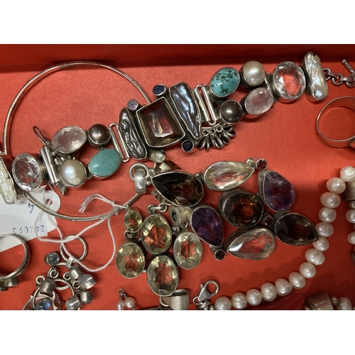 647 - Jewellery: Jewellery: Silver jewellery including bangles, bracelets, pendants, etc. Total weight 457... 