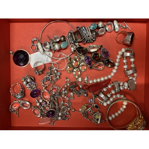 647 - Jewellery: Jewellery: Silver jewellery including bangles, bracelets, pendants, etc. Total weight 457... 