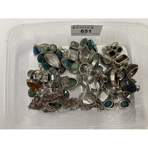 651 - Jewellery: Jewellery: Silver/white metal jewellery including rings, necklaces, etc. Total weight 357... 