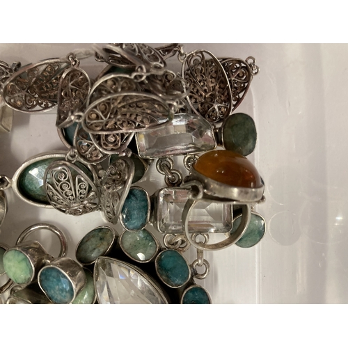 651 - Jewellery: Jewellery: Silver/white metal jewellery including rings, necklaces, etc. Total weight 357... 