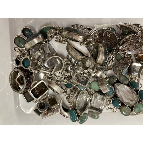 651 - Jewellery: Jewellery: Silver/white metal jewellery including rings, necklaces, etc. Total weight 357... 