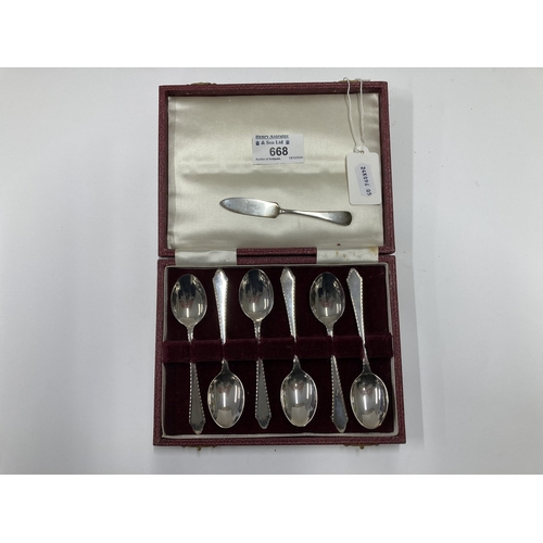 668 - Hallmarked Silver: Hallmarked Silver: A boxed set of coffee spoons, Birmingham 1972, together with a... 