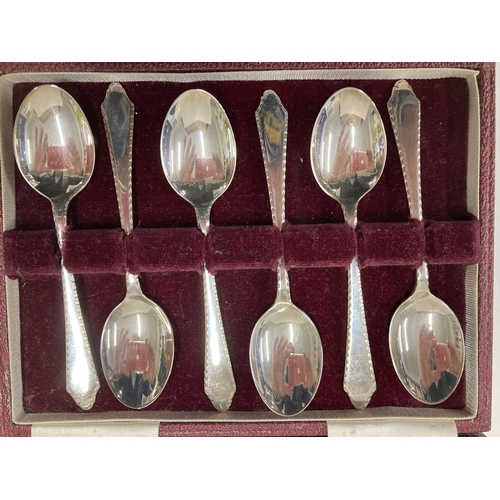 668 - Hallmarked Silver: Hallmarked Silver: A boxed set of coffee spoons, Birmingham 1972, together with a... 