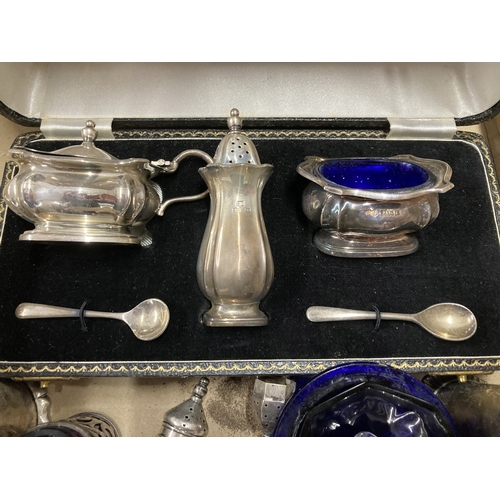 672 - Hallmarked Silver: Hallmarked Silver: A boxed three piece cruet set with spoons, Birmingham 1959, to... 