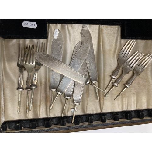 673 - Hallmarked Silver: Hallmarked Silver: Two fish cutlery sets, boxed, handles removed. Total weight 80... 