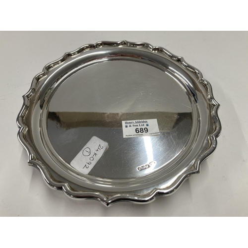 689 - Silver: Silver: 20th century silver tray 23cm across, Sheffield 1932, weight 14.97oz.