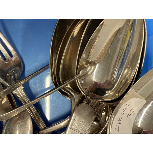 694 - Silver: Silver: A mixed group of sterling silver flatware late 19th/early 20th century, total weight... 