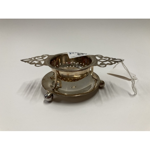 695 - Hallmarked Siver: Hallmarked Silver: A tea strainer with pierced handles, Sheffield 1920, with match... 