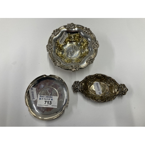 713 - Hallmarked Silver: Hallmarked Silver: A partially gilded silver coin dish, Sheffield 1830, set with ... 