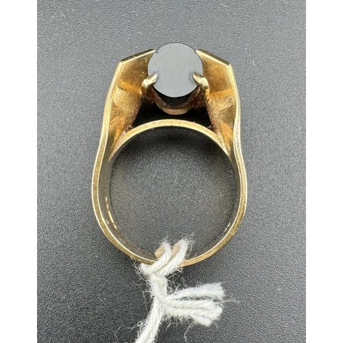 743 - Jewellery: Jewellery: A 9ct yellow gold ring of brutalist form, London 1973, set a single cylindrica... 