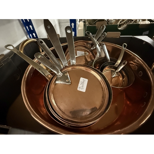 76 - Copper/Kitchenware: Copper/Kitchenware: A group of copper cooking pans, including a Victorian jam pa... 