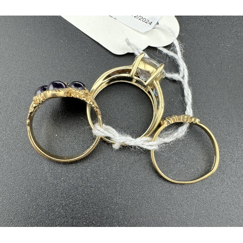 807 - Jewellery: Jewellery: A 9ct yellow gold ring, set with four cabochon amethysts around a central seed... 