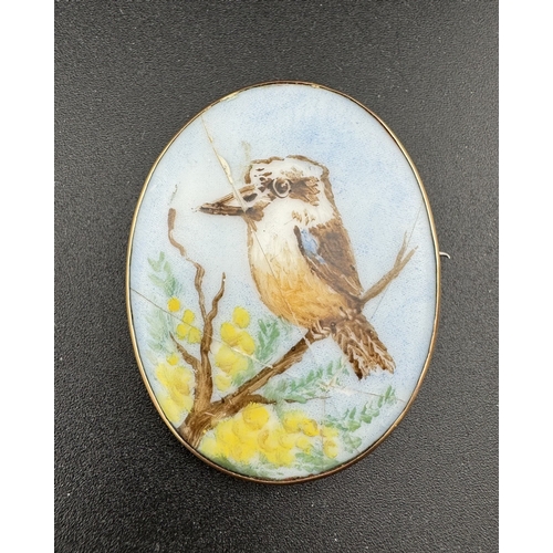 837 - Jewellery: Jewellery: A 9ct gold mounted porcelain brooch decorated with the image of a kookaburra. ... 