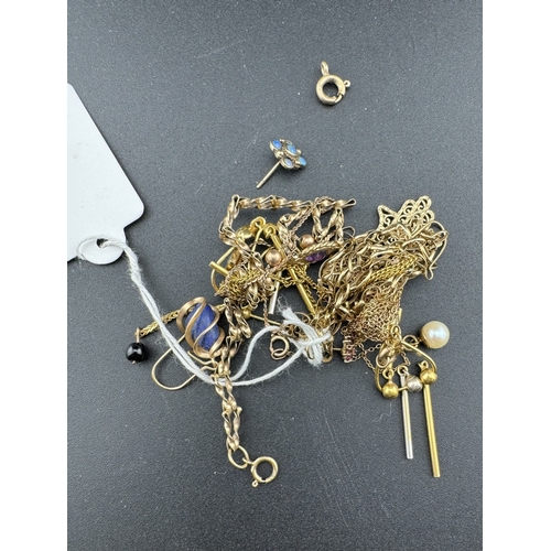 844 - Jewellery: Jewellery: 9ct and gold jewellery including earrings, necklets, etc. Total weight 22.7g.... 