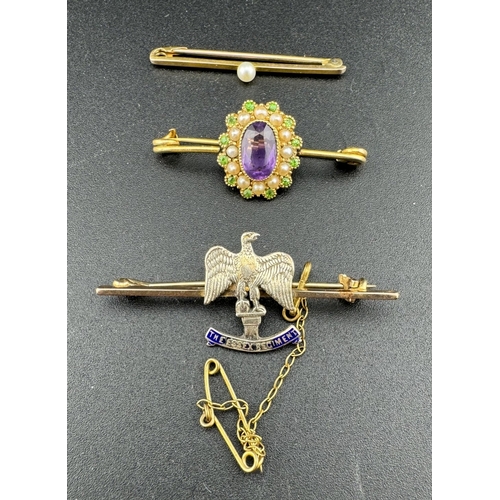 857 - Jewellery: Jewellery: Three 9ct gold bar brooches, one a sweetheart brooch for The Essex Regiment, o... 