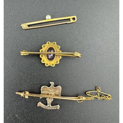 857 - Jewellery: Jewellery: Three 9ct gold bar brooches, one a sweetheart brooch for The Essex Regiment, o... 