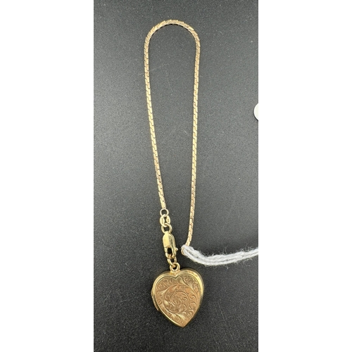 860 - Jewellery: Jewellery: A 9ct gold heart shaped locket, together with a 9ct gold bracelet, 19cm, combi... 