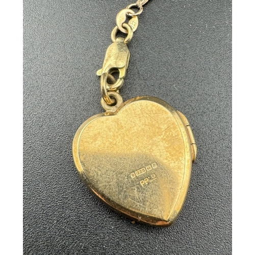 860 - Jewellery: Jewellery: A 9ct gold heart shaped locket, together with a 9ct gold bracelet, 19cm, combi... 