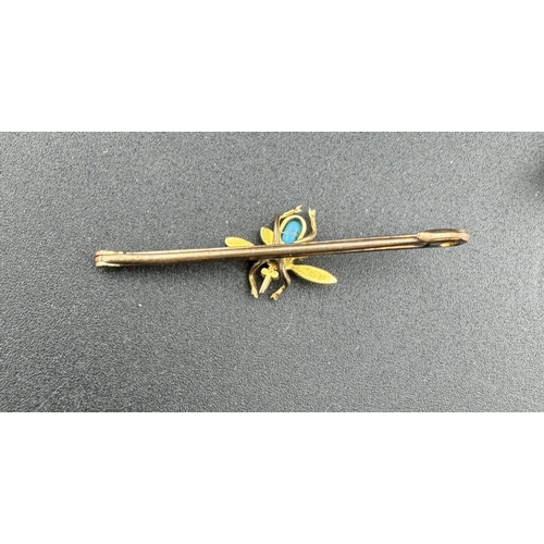 870 - Jewellery: Jewellery: A yellow metal bar brooch with an applied insect decorated with turquoise and ... 