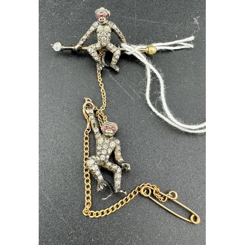 890 - Jewellery: Jewellery: A late 19th century novelty yellow and white metal brooch, a monkey seated on ... 