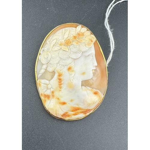 893 - Jewellery: Jewellery: An Italian carved shell cameo of a young maiden with flowers in her hair, moun... 