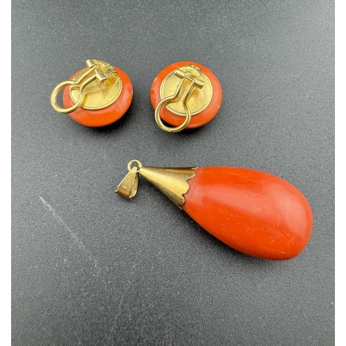 896 - Jewellery: Jewellery: An 18ct yellow gold ring, set a single red coral cabochon measuring 23mm by 17... 