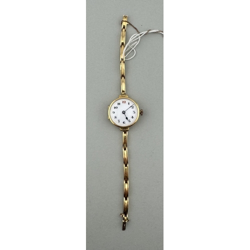 900 - Watches: Watches: An 18ct yellow gold trench watch on 18ct gold strap, London 1919, with enamelled d... 