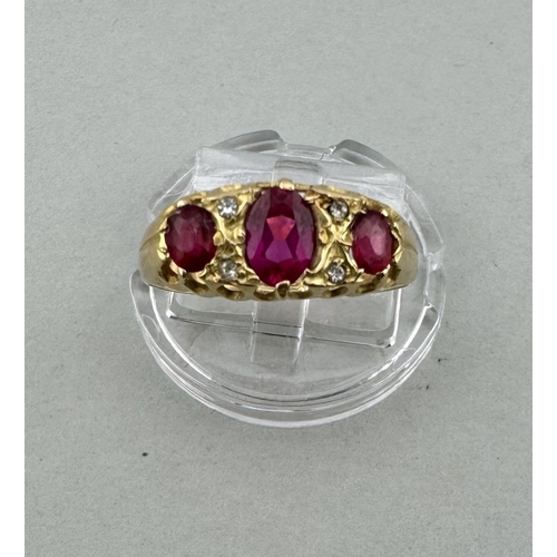 906 - Jewellery: Jewellery: An early 20th century 18ct yellow gold ring set a central ruby flanked by two ... 