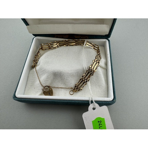 907 - Jewellery: Jewellery: A 9ct gold gate bracelet with heart clasp, approximately 16cm long, 5.0g.... 