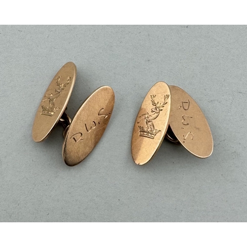 910 - Jewellery: Jewellery: A pair of 9ct gold chain cufflinks, engraved with a family crest of a rampant ... 