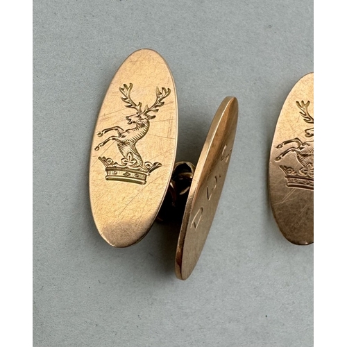 910 - Jewellery: Jewellery: A pair of 9ct gold chain cufflinks, engraved with a family crest of a rampant ... 