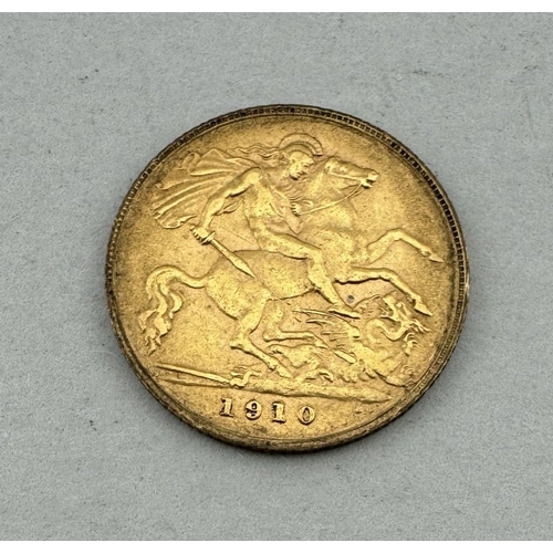 913 - Coins: Coins: A 1910 Edward VII gold half sovereign.