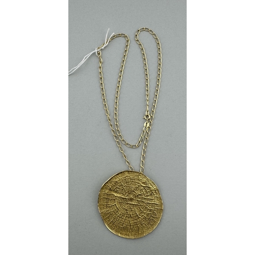 915 - Jewellery: Jewellery: An 18ct yellow gold round Celtic style pendant on 50cm 9ct gold chain, pendant... 