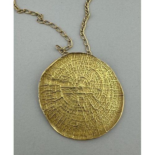 915 - Jewellery: Jewellery: An 18ct yellow gold round Celtic style pendant on 50cm 9ct gold chain, pendant... 