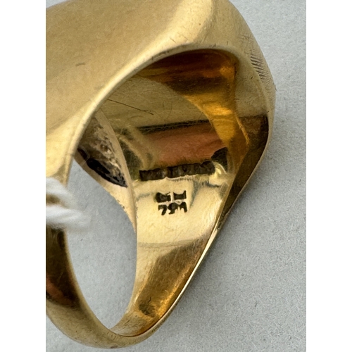 919 - Jewellery: Jewellery: An 18ct yellow gold man's signet ring with stylised 'eye' decoration. UK size ... 