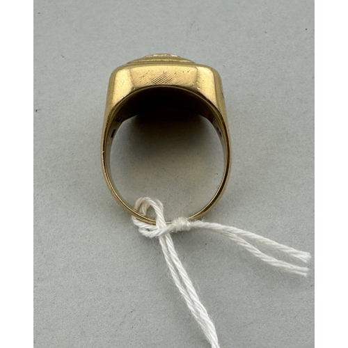 919 - Jewellery: Jewellery: An 18ct yellow gold man's signet ring with stylised 'eye' decoration. UK size ... 